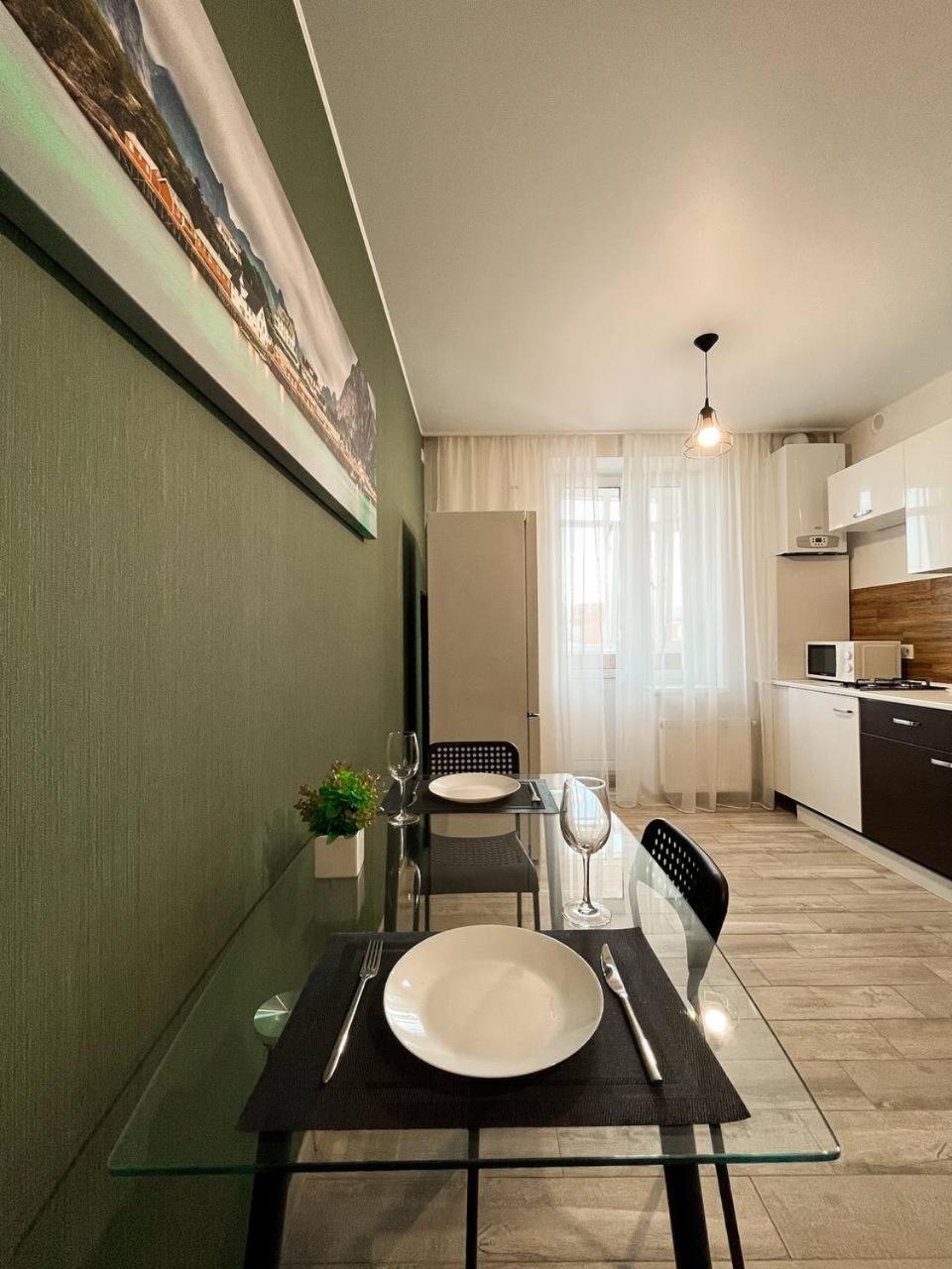 зелений оксамит 1-к у центрі - мережа Helen Apartment *