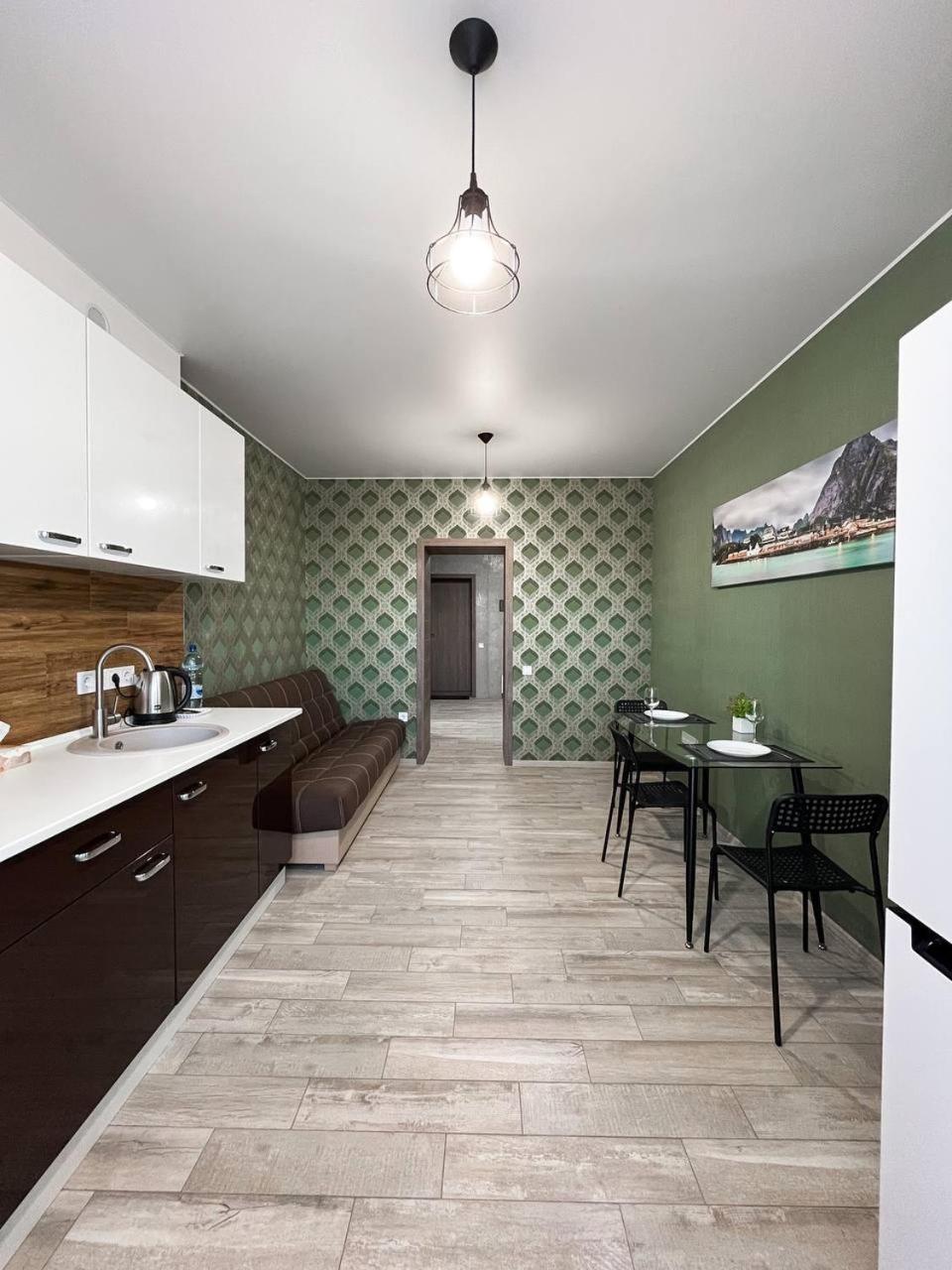 зелений оксамит 1-к у центрі - мережа Helen Apartment *