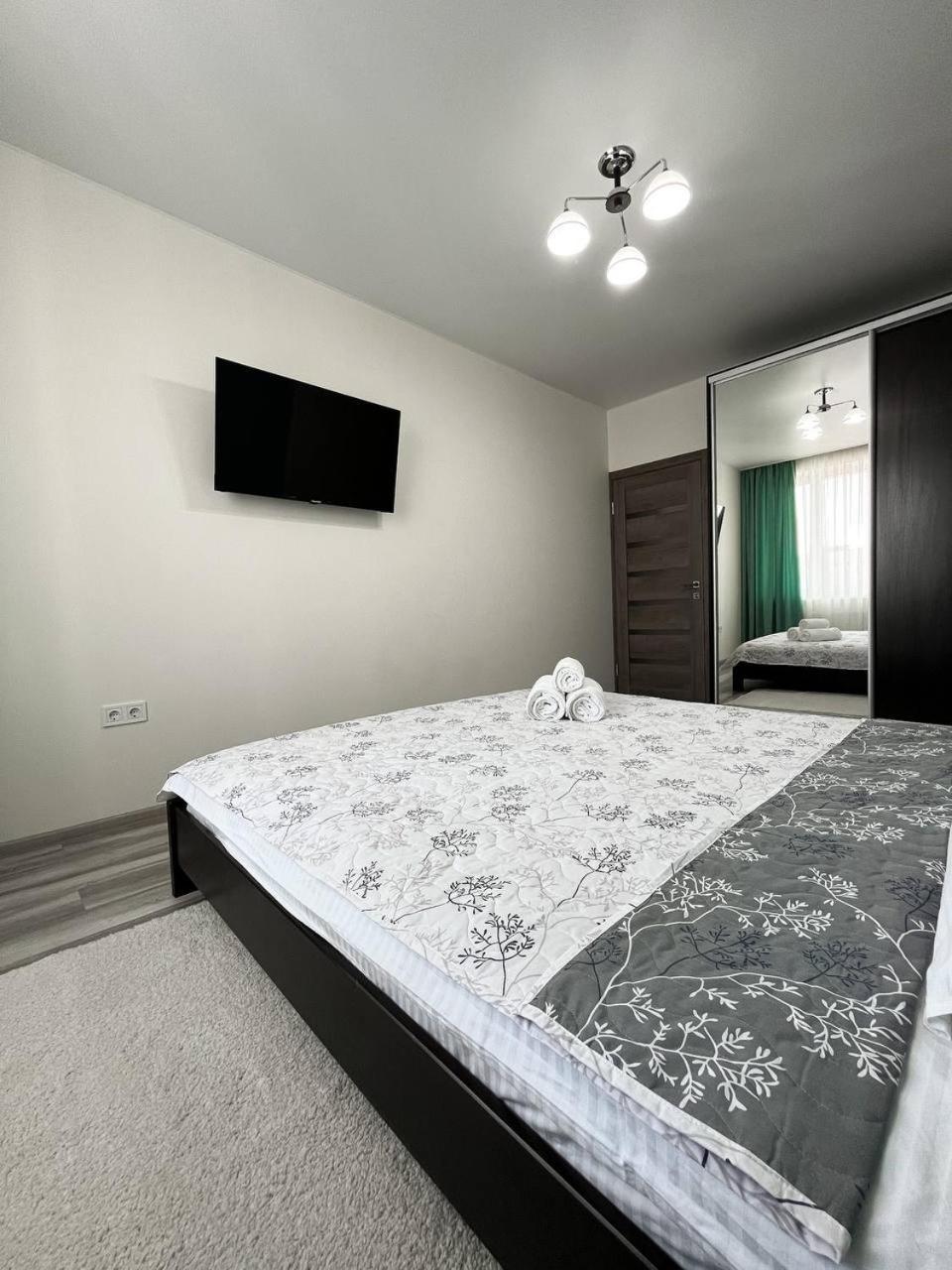 зелений оксамит 1-к у центрі - мережа Helen Apartment