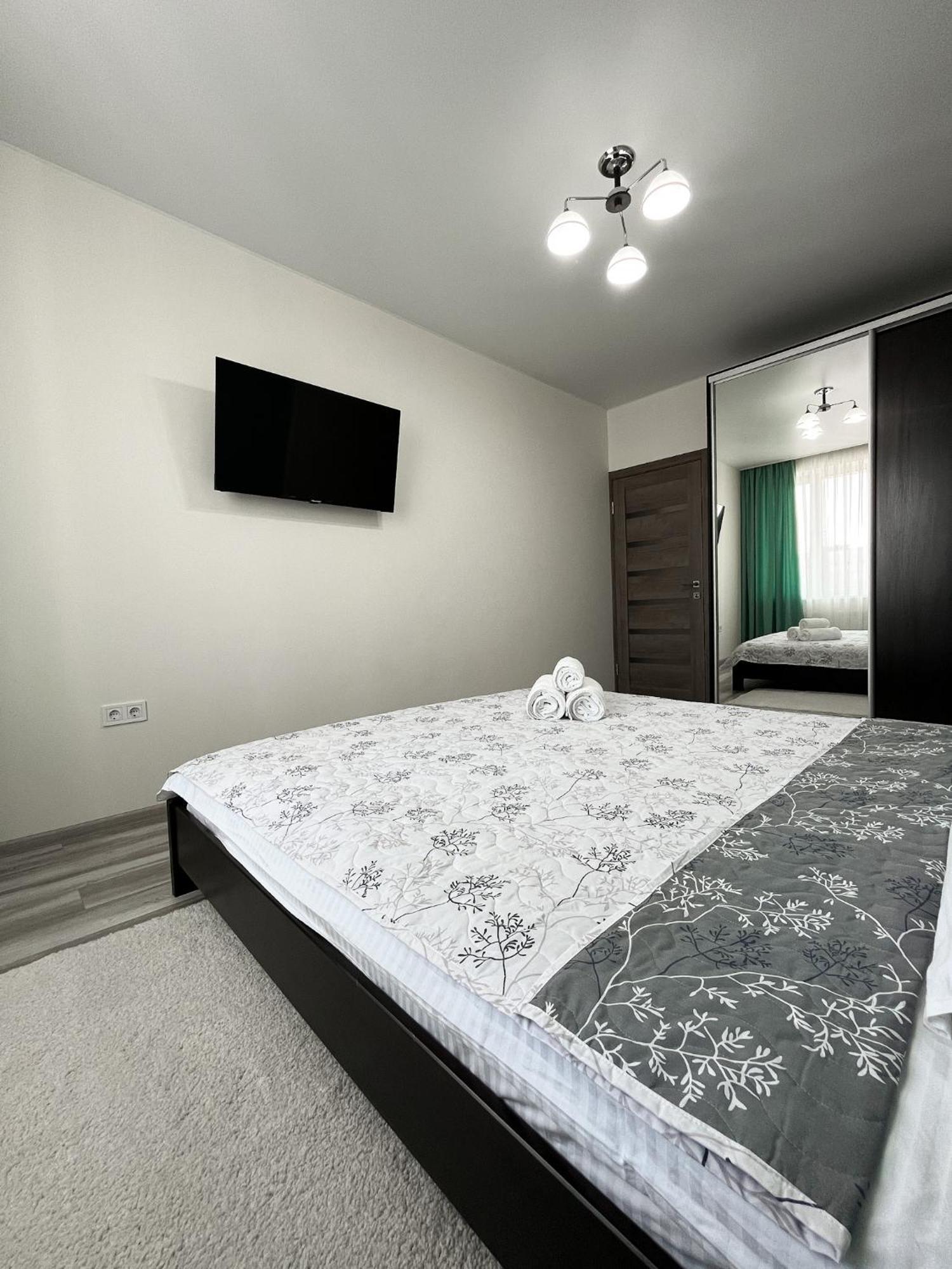 зелений оксамит 1-к у центрі - мережа Helen Apartment