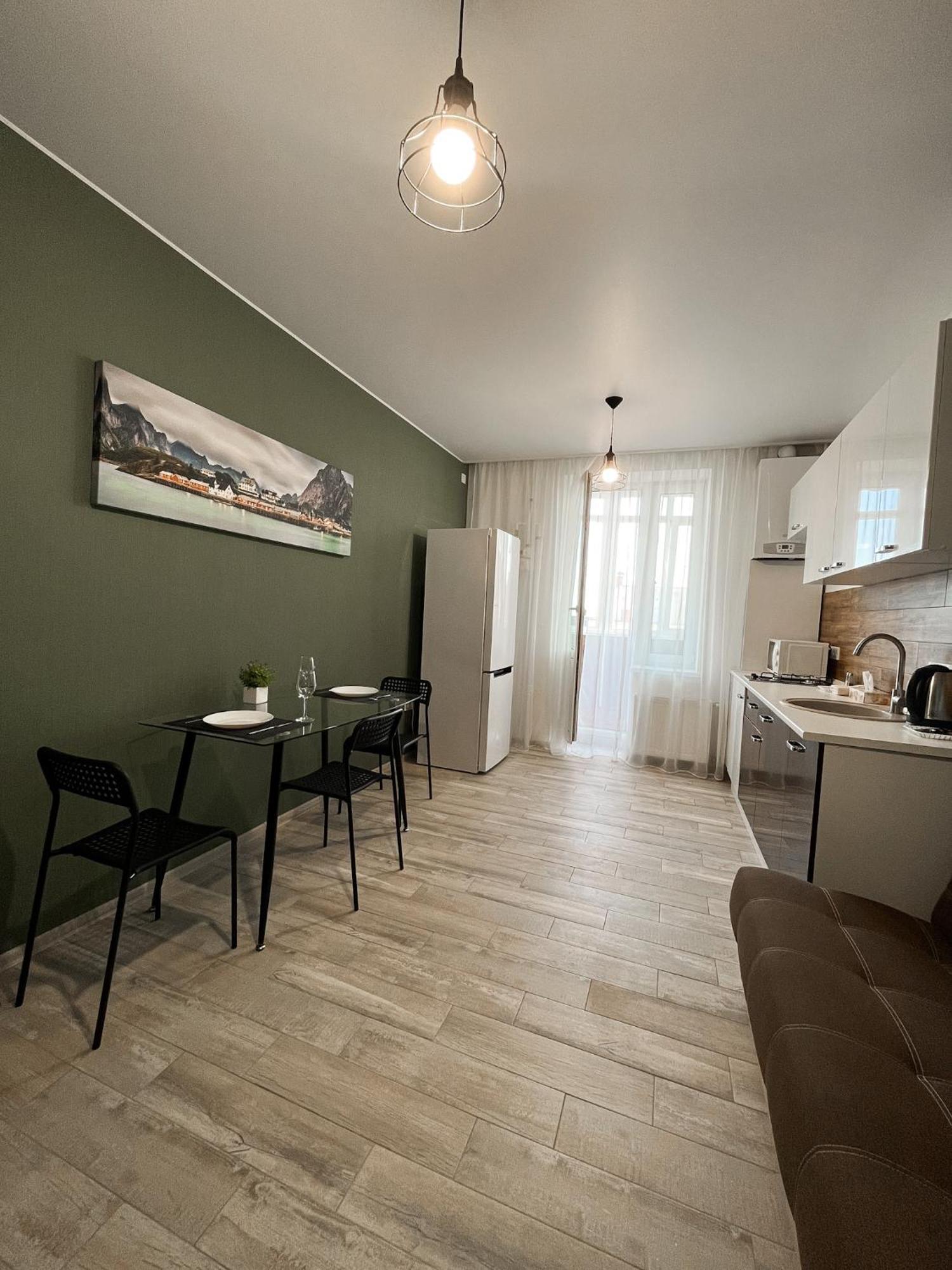 зелений оксамит 1-к у центрі - мережа Helen Apartment *